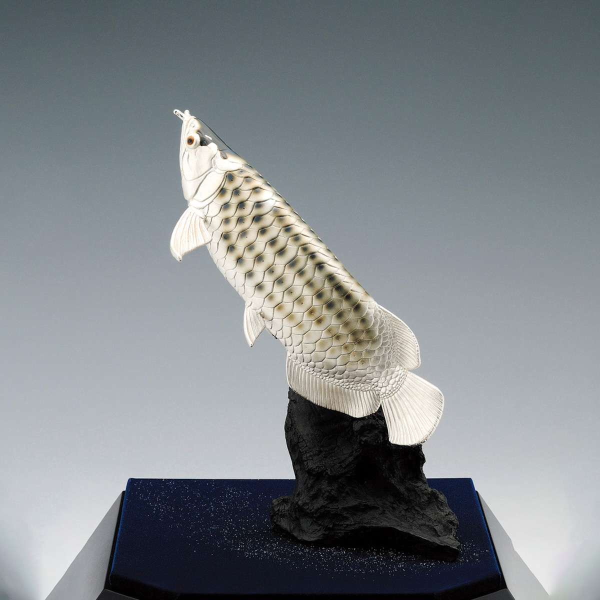 【送料無料】銀製 アロワナ S LPC 120g≪在庫確認後、10~14営業日程で出荷≫ ( 高級 コレクション 美術品 工芸品 伝統 東京銀器（銀工芸） )