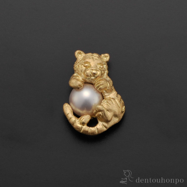【送料無料】K18／アコヤ真珠 干支ピンズ 寅 別珍ケース付き≪在庫確認後、10~14営業日程で出荷≫ ( 光則（金工芸） おしゃれ かわいい ピン アクセサリー ギフト 東京銀器（金工芸） )