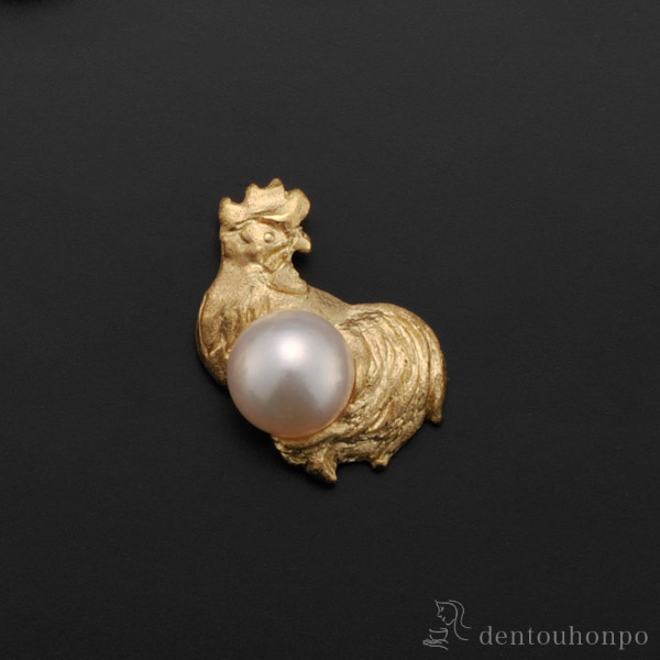 【送料無料】K18／アコヤ真珠 干支ピンズ 酉 別珍ケース付き≪在庫確認後、10~14営業日程で出荷≫ ( 光則（金工芸） おしゃれ かわいい ピン アクセサリー ギフト 東京銀器（金工芸） )