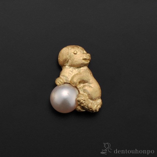【送料無料】K18／アコヤ真珠 干支ピンズ 戌 別珍ケース付き≪在庫確認後、10~14営業日程で出荷≫ ( 光則（金工芸） おしゃれ かわいい ピン アクセサリー ギフト 東京銀器（金工芸） )