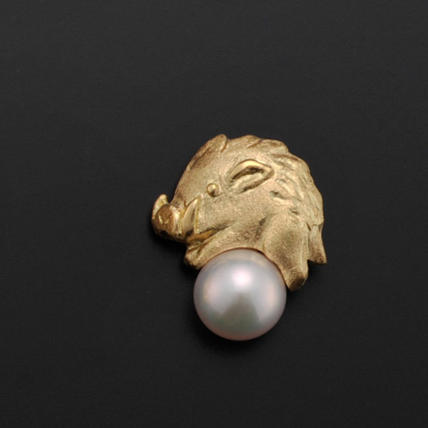 【送料無料】K18／アコヤ真珠 干支ピンズ 亥 別珍ケース付き≪在庫確認後、10~14営業日程で出荷≫ ( 光則（金工芸） おしゃれ かわいい ピン アクセサリー ギフト 東京銀器（金工芸） )