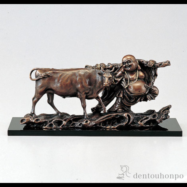 【送料無料】銅製 招福立牛 塗板付き≪在庫確認後、1~3営業日で出荷≫ ( 木札名入れ有料 恵比寿 大黒 宝船 置物 幸運 高岡銅器 )
