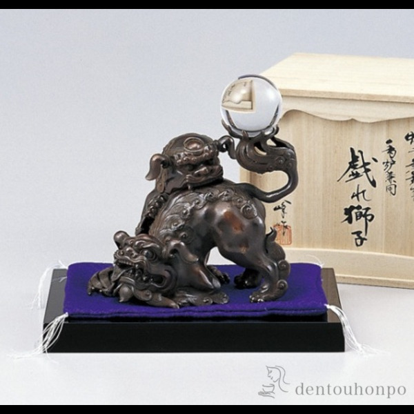 【送料無料】銅製 たわむれ獅子 敷板付き≪在庫確認後、1~3営業日で出荷≫ ( 木札名入れ有料 置物 玄関 受付 風水 幸運 高岡銅器 )