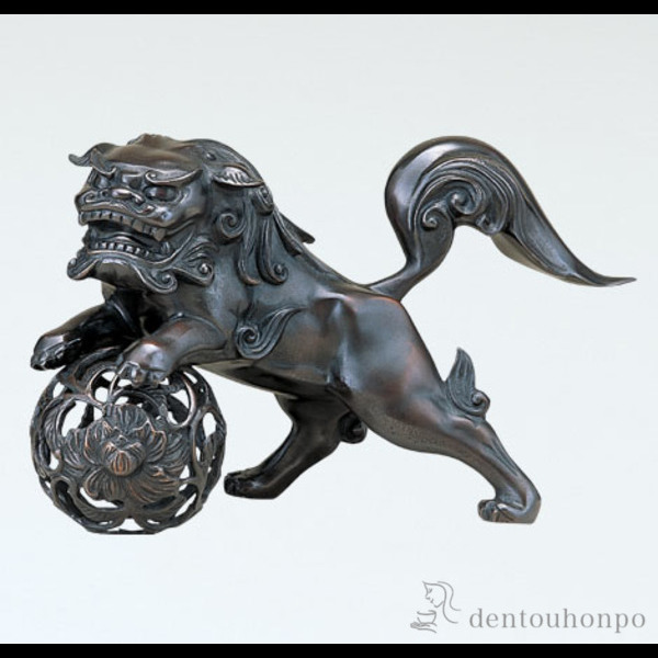 【送料無料】銅製 玉獅子 11号≪在庫確認後、1~3営業日で出荷≫ ( 木札名入れ有料 置物 玄関 受付 風水 幸運 高岡銅器 )