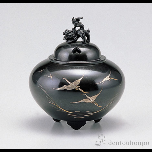 【送料無料】銅製 平丸獅子蓋香炉 鶴≪在庫確認後、1~3営業日で出荷≫ ( お香 線香 リラックス 仏具 人気 高岡銅器 )