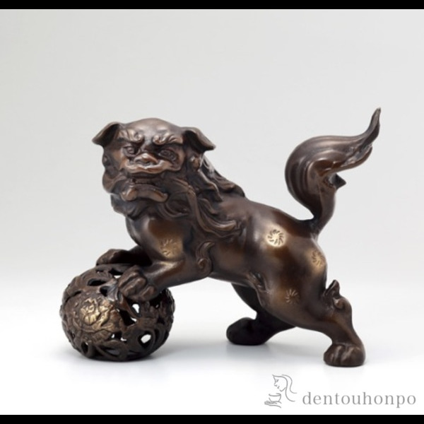 【送料無料】玉獅子 鉄製 中≪在庫確認後、1~3営業日で出荷≫ ( 木札名入れ有料 置物 玄関 受付 風水 幸運 高岡銅器 )