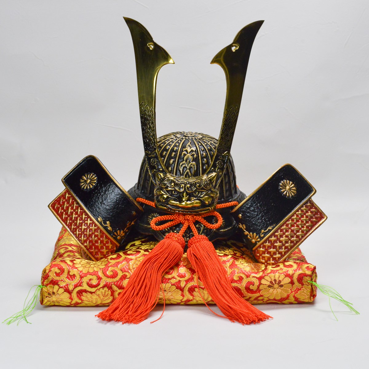 名入れ木札無料 【送料無料】出世兜 鉄製 特大≪在庫確認後、7営業日程で出荷≫ ( 五月人形 兜 武者人形 コンパクト 端午の節句 人気 高岡銅器 )