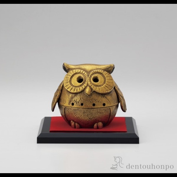 【送料無料】ふくろう君 鉄製 金 台付き≪在庫確認後、1~3営業日で出荷≫ ( 木札名入れ有料 フクロウ 置物 玄関 風水 小物 高岡銅器 )