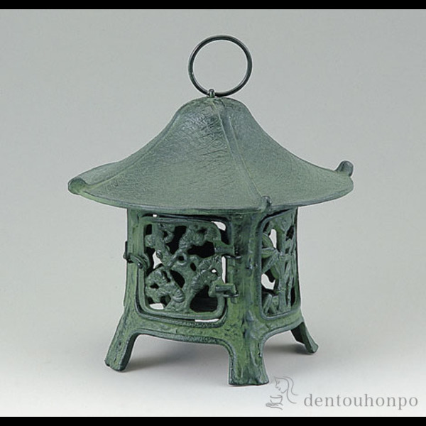 【送料無料】吊燈篭 鉄製 松竹梅 クサリ付き≪在庫確認後、1~3営業日で出荷≫ ( 木札名入れ有料 灯篭 灯ろう 燈籠 とうろう 人気 高岡銅器 )