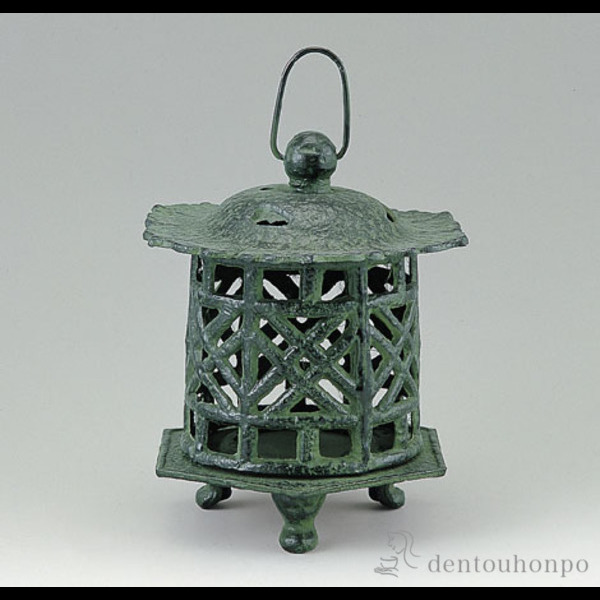 【送料無料】吊燈篭 鉄製 利久 鎖付 クサリ付き≪在庫確認後、1~3営業日で出荷≫ ( 木札名入れ有料 灯篭 灯ろう 燈籠 とうろう 人気 高岡銅器 )