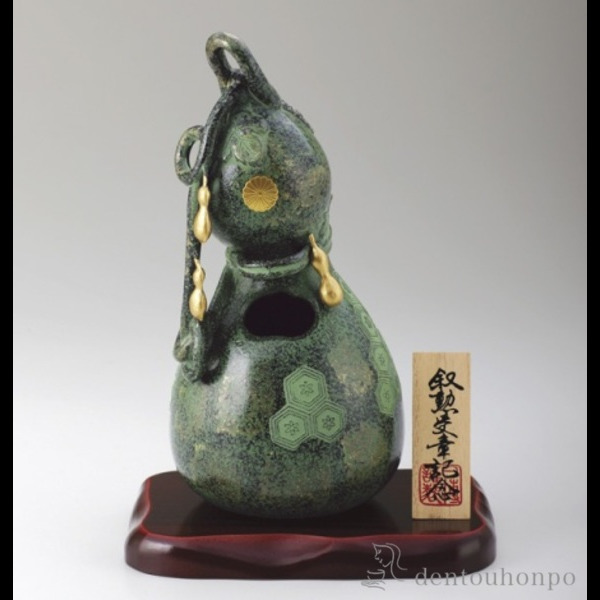 【送料無料】六瓢花器 青銅色 花台（並板）付き≪在庫確認後、1~3営業日で出荷≫ ( 木札名入れ有料 花瓶 フラワーベース 花器 仏間 おすすめ 高岡銅器 )