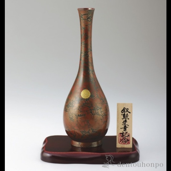 【送料無料】銅製花瓶 鶴首 錦 7号 花台（並板）付き≪在庫確認後、1~3営業日で出荷≫ ( 木札名入れ有料 花瓶 フラワーベース 花器 仏間 おすすめ 高岡銅器 )