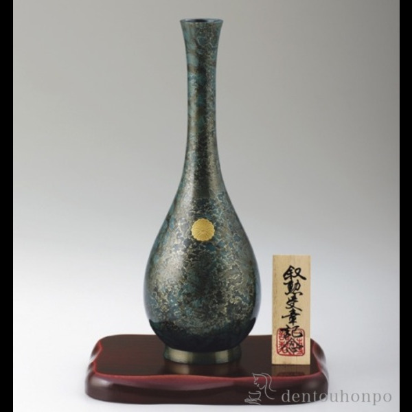 【送料無料】銅製花瓶 鶴首 エメラルド 7号 花台（並板）付き≪注文後に商品取り寄せ、後日納期連絡致します≫ ( 木札名入れ有料 退職祝い 定年 花瓶 フラワーベース 花器 仏間 おすすめ 高岡銅器 )