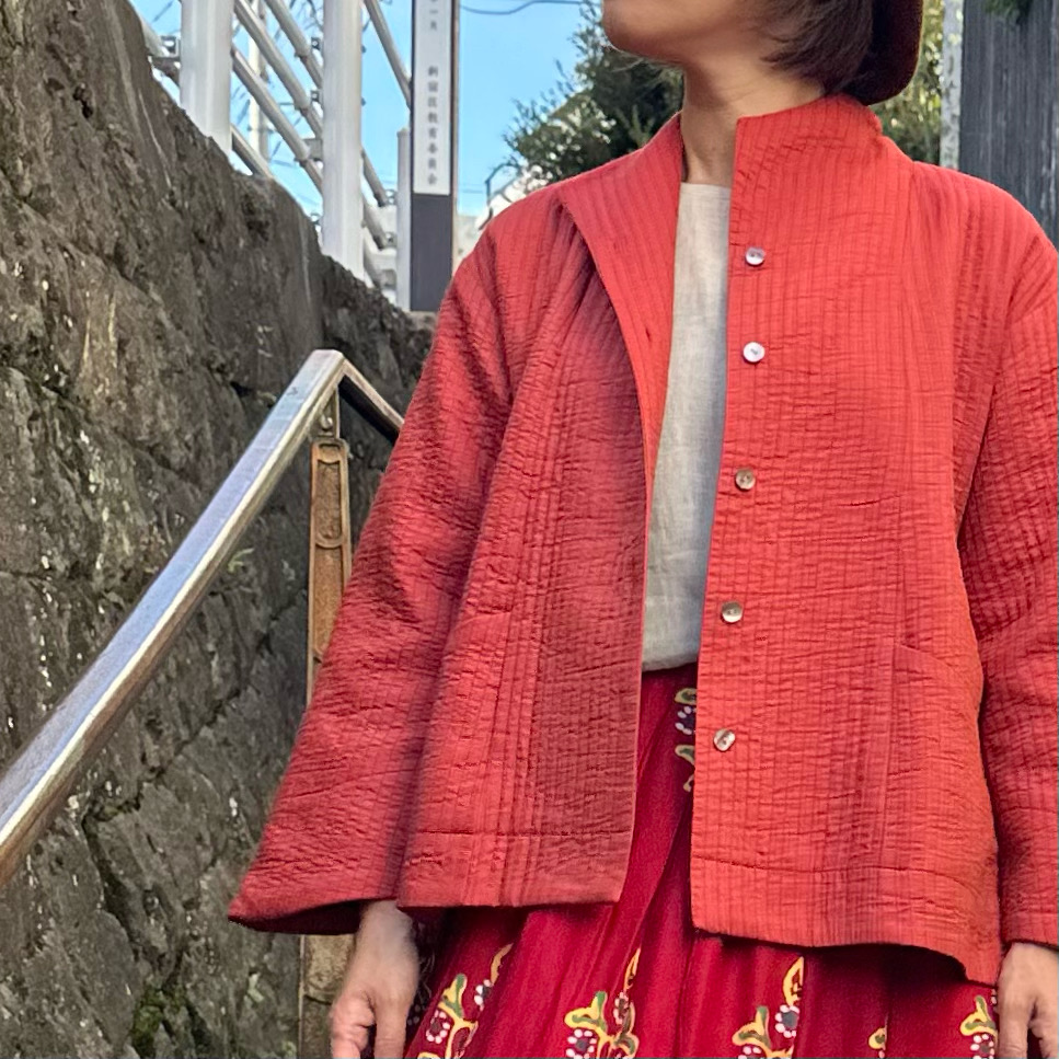 コットンシルク  キルトジャケット　ふんわり　やわらか　上品　シルク　ジャケット　黒　グレイ　赤　アウター　羽織　会食　フォーマル　パーティー　カジュアル　ステッチ　高級感　3WJ101　