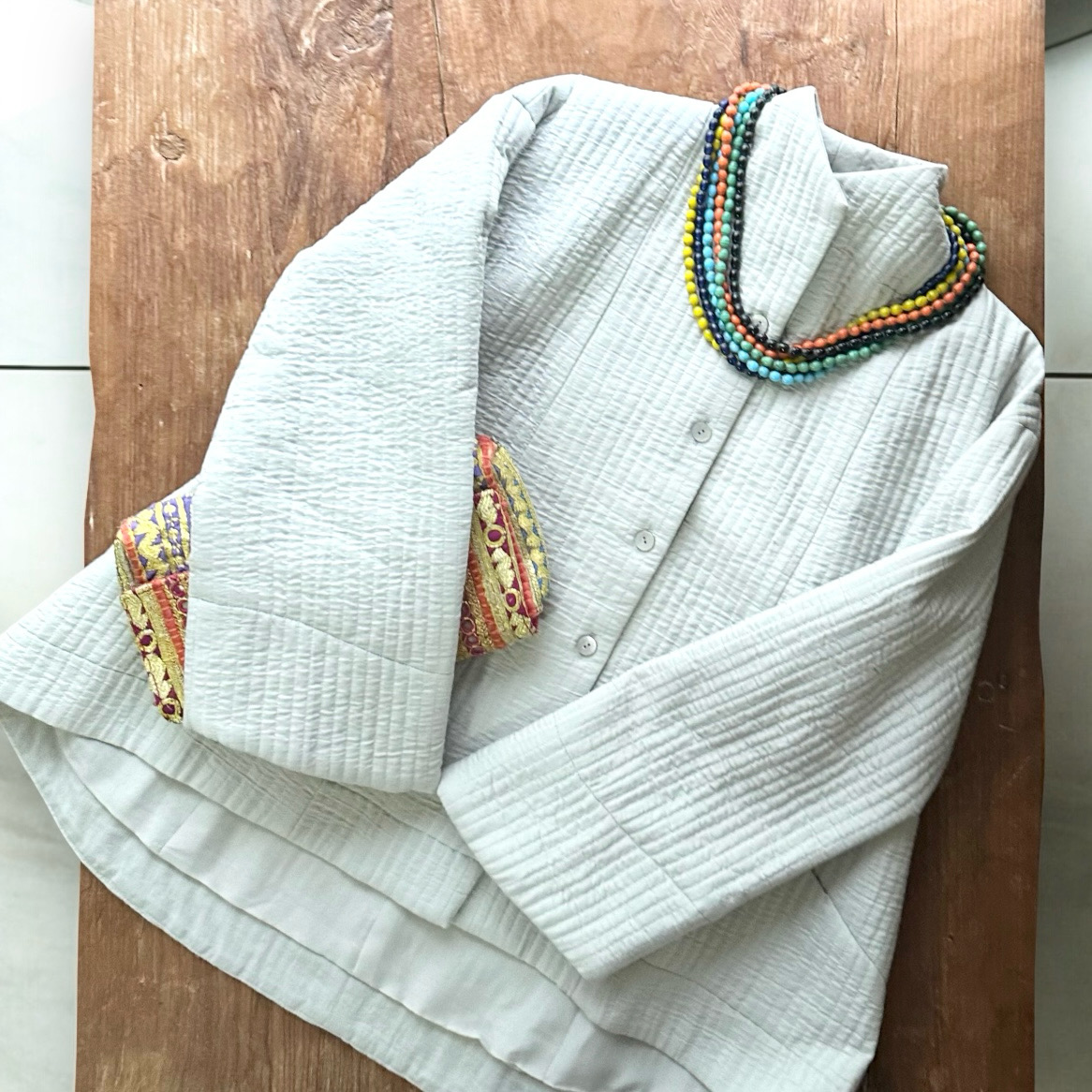 コットンシルク  キルトジャケット　ふんわり　やわらか　上品　シルク　ジャケット　黒　グレイ　赤　アウター　羽織　会食　フォーマル　パーティー　カジュアル　ステッチ　高級感　3WJ101　