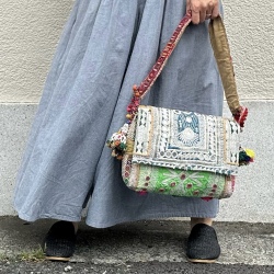 バンジャラBAG　1点物　ショルダー　バッグ　バンジャラ部族　希少　北インド　ヴィンテージ　刺繍　ミラーアート　ビーズ　タッセル　古布　アンティーク　貴重　パーティー　丈夫　手芸　カラフル　パッチワーク　装飾　インドZ0029
