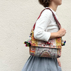 バンジャラBAG　1点物　ショルダー　バッグ　バンジャラ部族　希少　北インド　ヴィンテージ　刺繍　ミラーアート　ビーズ　タッセル　古布　アンティーク　貴重　パーティー　丈夫　手芸　カラフル　パッチワーク　装飾　インドZ0029