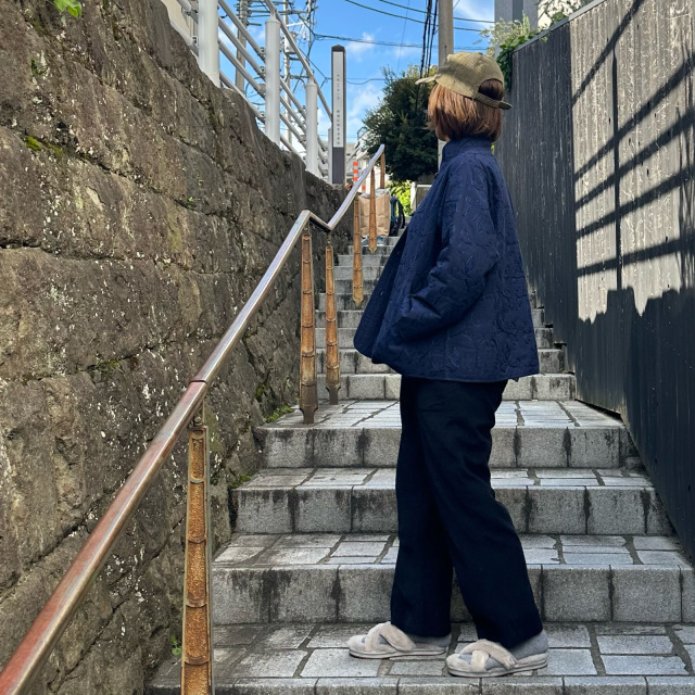 アリ刺繍 キルトジャケット 秋冬 中綿ジャケット 刺繍 ジャケット 黒