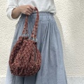 ブロックプリントBAG　カラムカリ　草木染め　木版　インド綿　茶　濃茶　エンジ　ショルダー　バッグ　春　夏　秋　冬　ナチュラル　丸底　エスニック　天然　職人　インド　214B00001