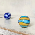陶器ビーズ　ブルーポタリー　黄色　水色　青　薄青　丸　ジャイプール　インド　アクセサリー　ビーズ　ハンドメイド　手芸　手作業　手作り　パーツ　カラフル　工芸品　雑貨　A-05　A-06