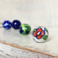 陶器ビーズ　ブルーポタリー　丸　青　緑　水色　白　花柄　ジャイプール　インド　アクセサリー　ビーズ　ハンドメイド　手芸　手作業　手作り　パーツ　カラフル　工芸品　雑貨　A-07　A-08　A-10　A-12