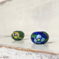 陶器ビーズ　ブルーポタリー　花柄　　青　緑　　楕円　ジャイプール　インド　アクセサリー　ビーズ　ハンドメイド　手芸　手作業　手作り　パーツ　カラフル　工芸品　雑貨　A-09　A-11