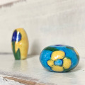 陶器ビーズ　ブルーポタリー　花柄　チューリップ　水色　黄色　ジャイプール　インド　アクセサリー　ビーズ　ハンドメイド　手芸　手作業　手作り　パーツ　カラフル　工芸品　雑貨　Ｃ－０５　Ｃ－０６