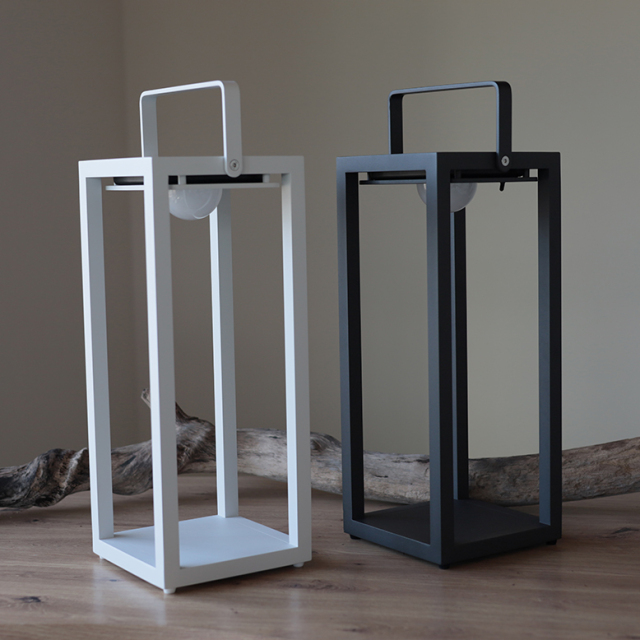 テーブルの上に並べられたリヒトルクスフロアのホワイトとブラック