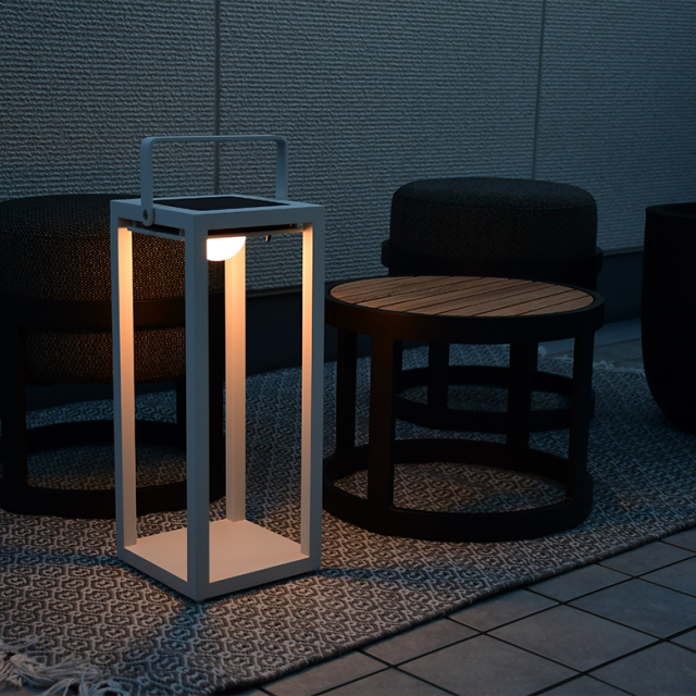 じゅうたんを敷いたベランダにテーブルセットを置いて、リヒトルクスフロアホワイトを灯している空間