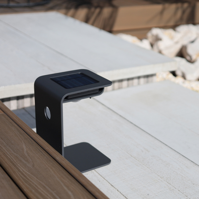 コンクリート調のフロート階段の端に置かれたリヒトルーモテーブルブラック