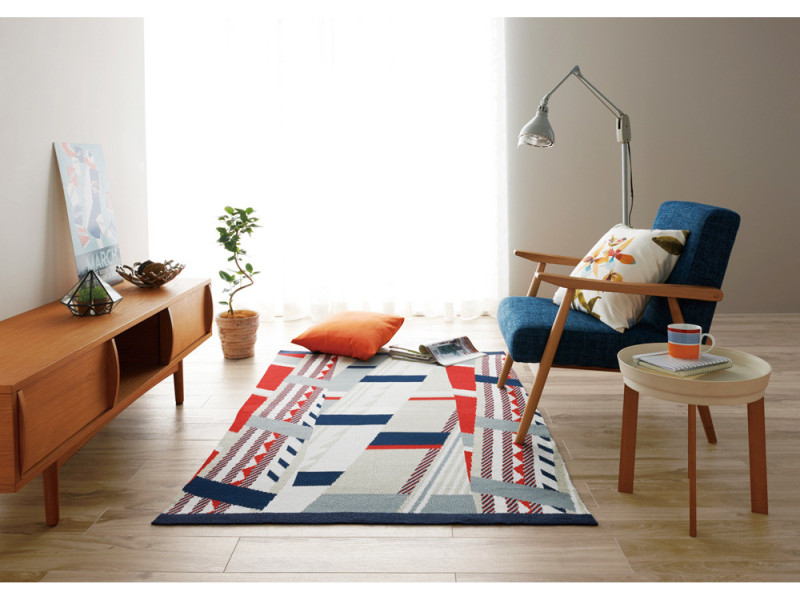 ロンドンのビルの連なりをイメージして自由にモチーフを構成したラグ。