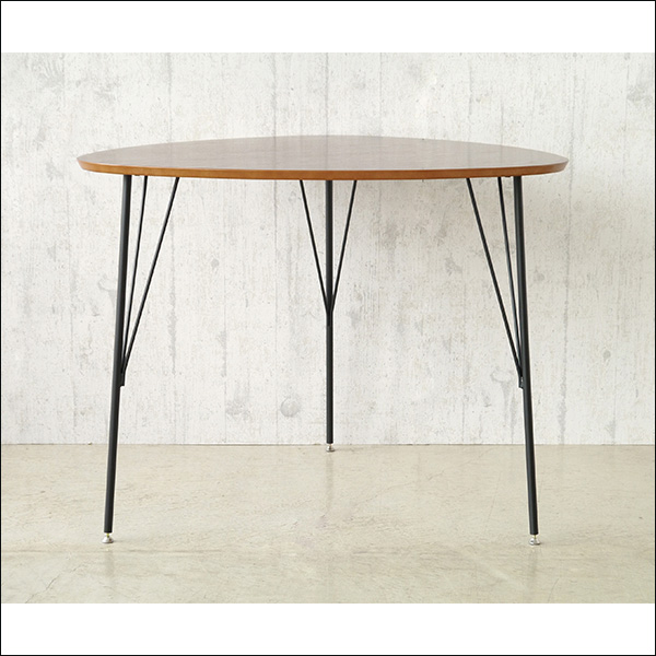 【送料無料】ウォールナット突板のダイニングテーブル 三角形の天板