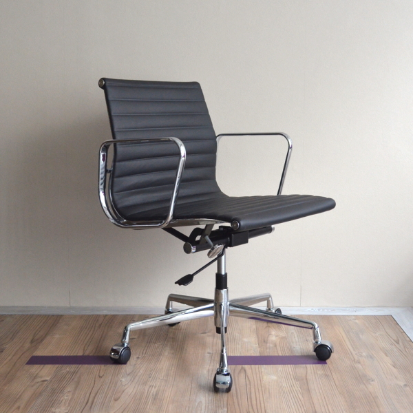 【受注生産品】イームズ アルミナムチェア ブラック　 （ローバック／フラッドパッド）