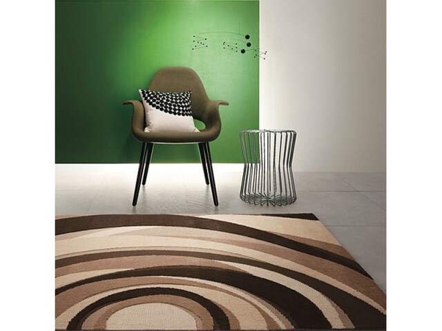 大胆な幾何柄のラグ。レトロモダンな空間を演出。