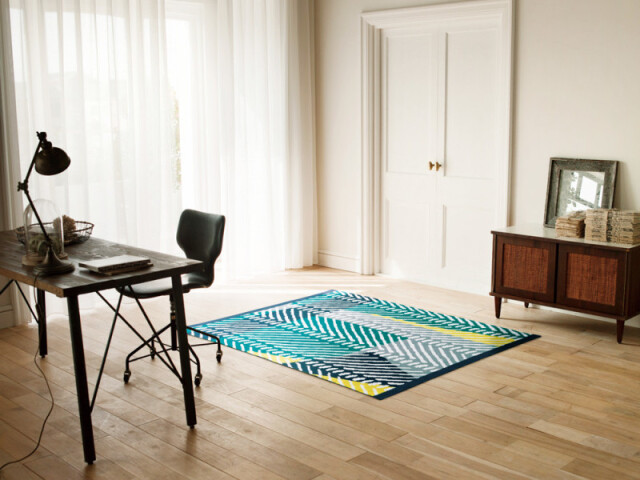 地中海の海をイメージして柄をコラージュしたラグ。