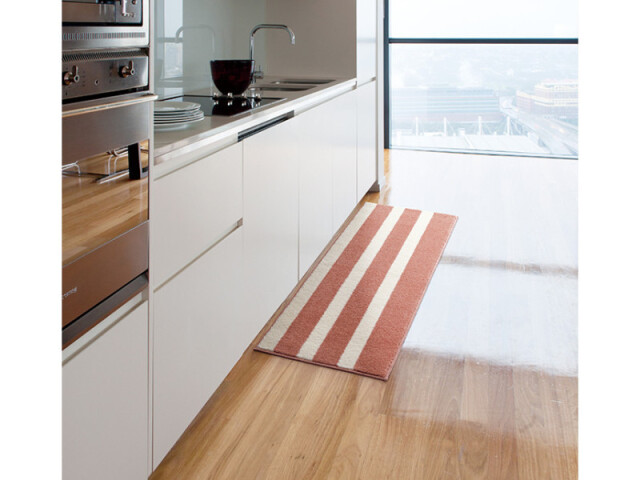 インテリアのアクセントになる大柄のストライプ柄のキッチンマット。