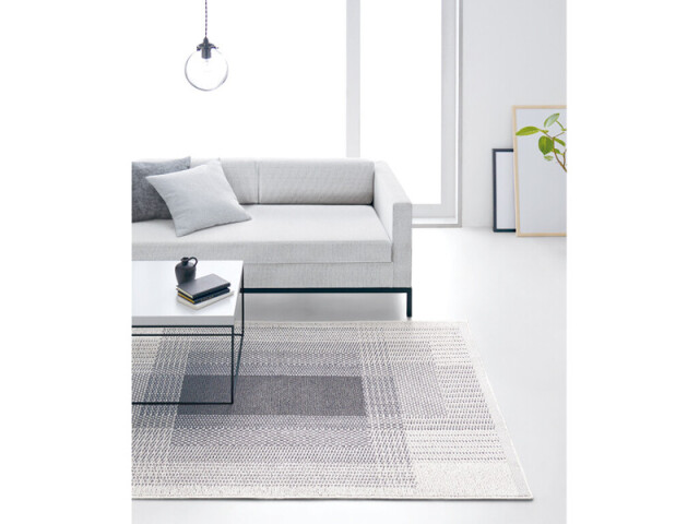 透明感のある空間を演出するラグ