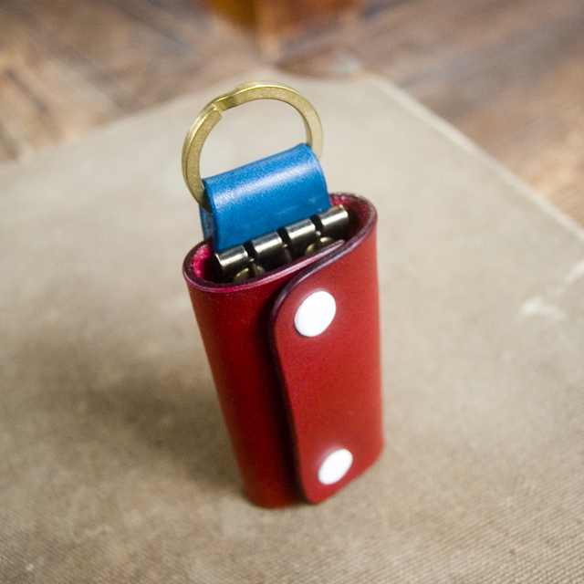 ３連コンパクトキーケース　くるみボタン