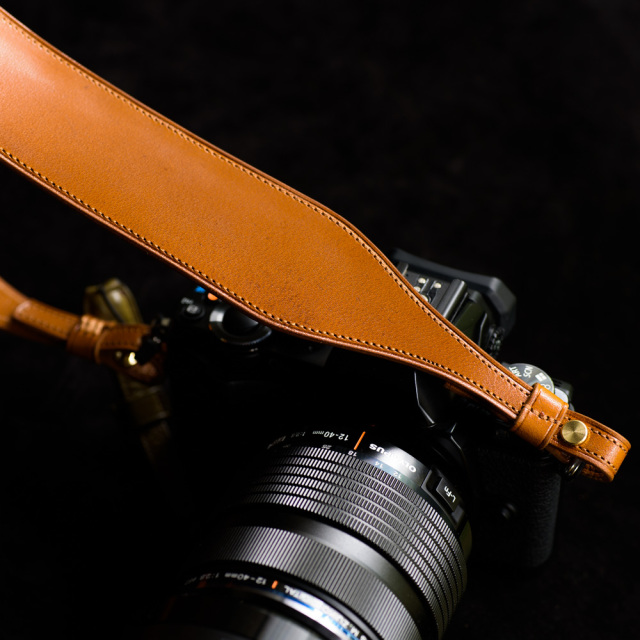 BALABUSHKA REMNANTSレザー カメラ ストラップ スタースタッズ