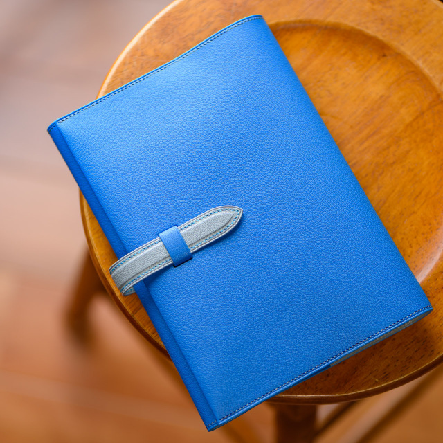 アルラン社の山羊革を使った四六版ブックカバー　青