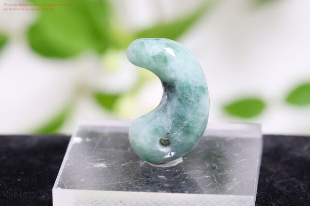 翡翠の勾玉/ミャンマー産/革紐付き(FF332)