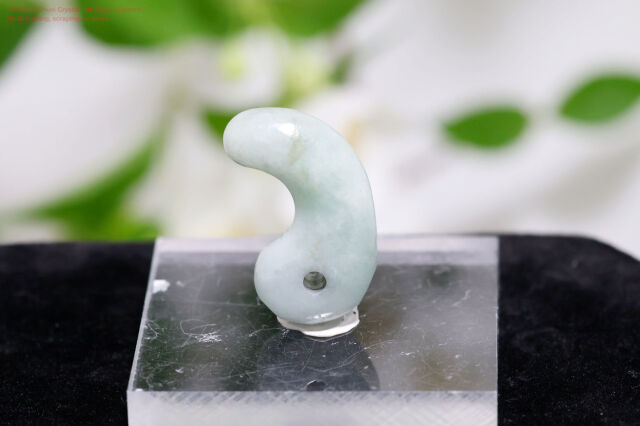 翡翠の勾玉/ミャンマー産/革紐付き(FF333)