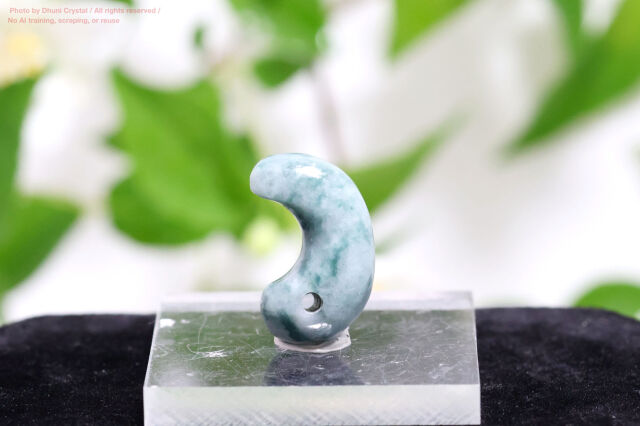 翡翠の勾玉/ミャンマー産/革紐付き(FF334)