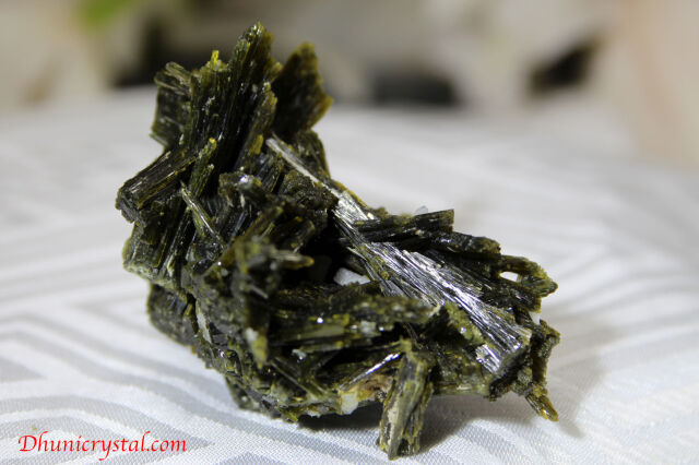 エピドート原石/緑れん石(J453)