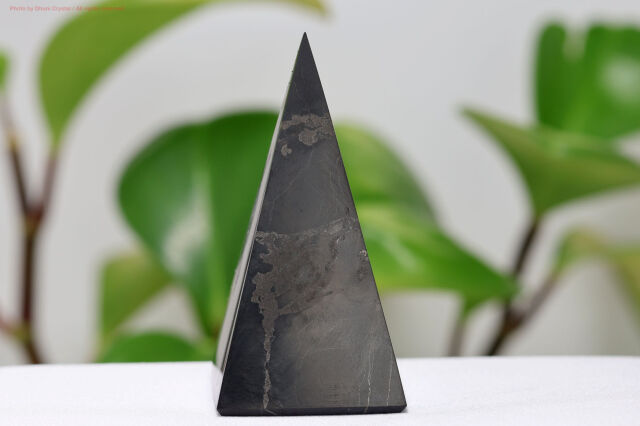 シュンガイト/四角錐型(T273)