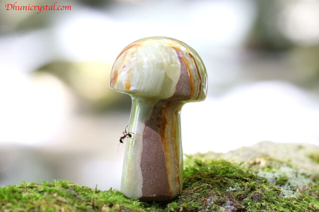 ミルキーグリーンの癒し柔光オニキススカル希望の守護叡智鉱石彫刻