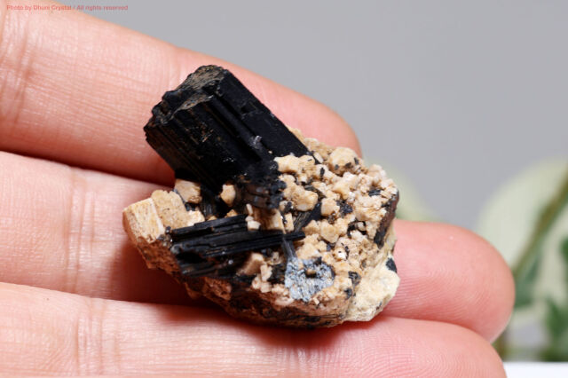 エジリン結晶】黒剣のような輝き・守護と浄化の石