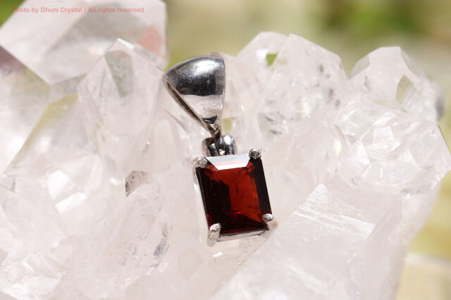 スターボーンペンダント【ガーネット】(T611)