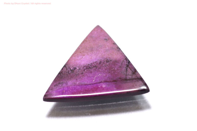 スギライト 強力な保護と深い癒しをもたらす希少パープルストーン