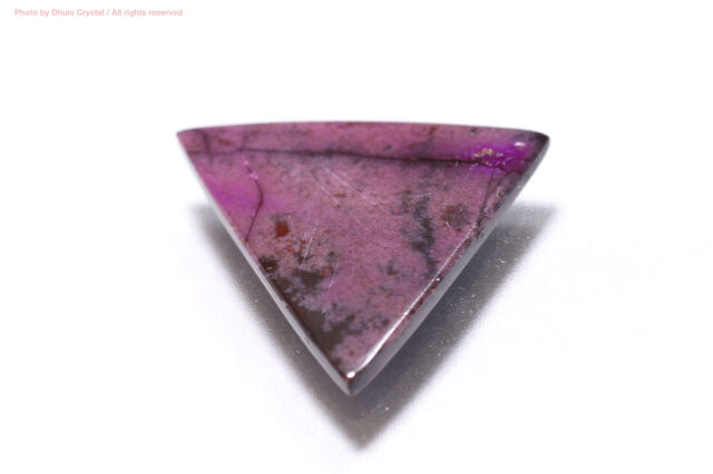 スギライト 強力な保護と深い癒しをもたらす希少パープルストーン